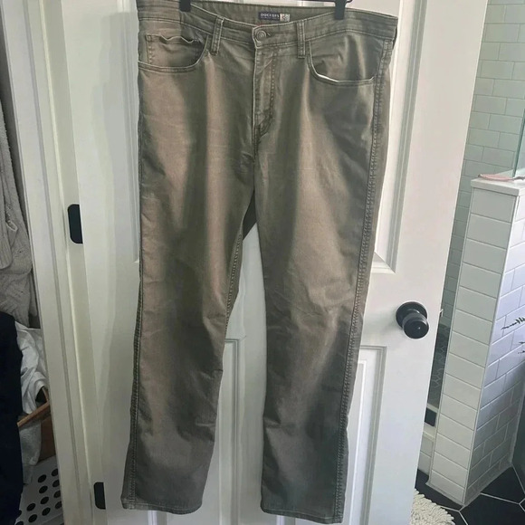 GUC Docker’s olive green jeans Straight leg 34/34 but the length runs 32” - Picture 1 of 8